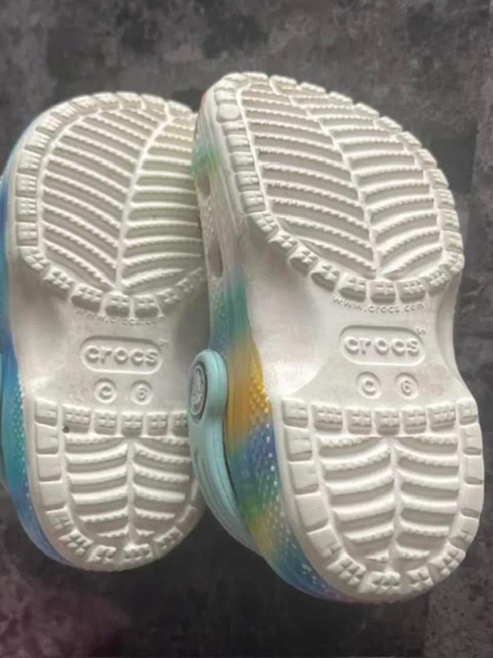 Crocs Classic Solarized Clogs Kids C8 – Blue Yellow Pink – Jibbitz Charms